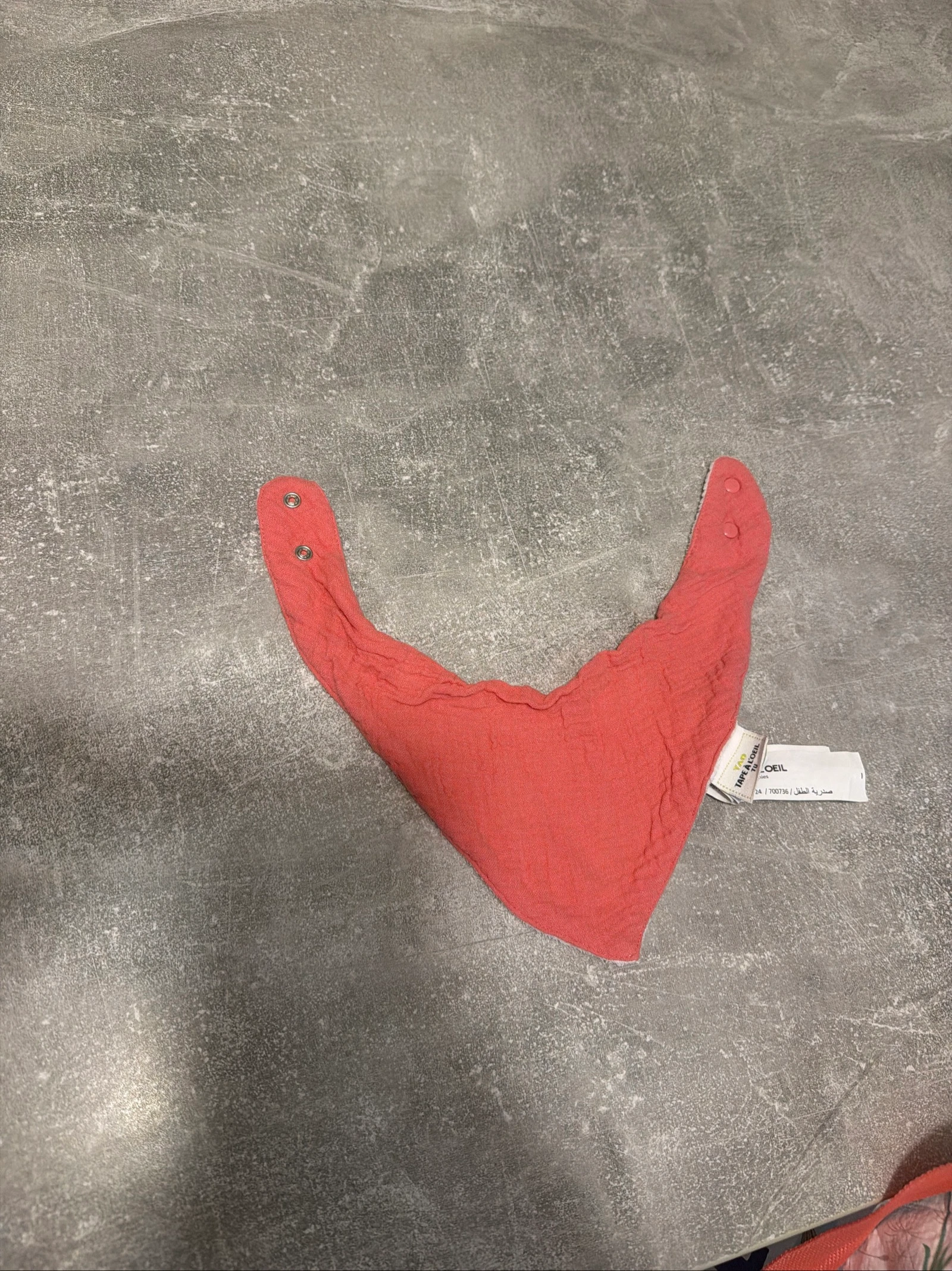 Bavoir rose corail tape à l’œil très bon état 